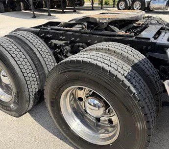 2018 Peterbilt 389 Daycab - Image 6