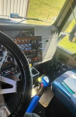 1996 Kenworth T600 - Image 7