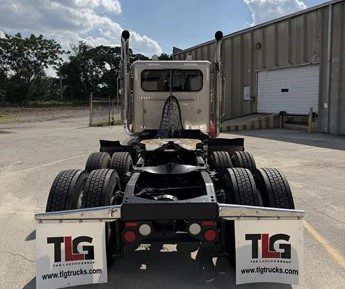 2018 Peterbilt 389 Daycab - Image 7