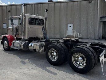 2018 Peterbilt 389 Daycab - Image 8