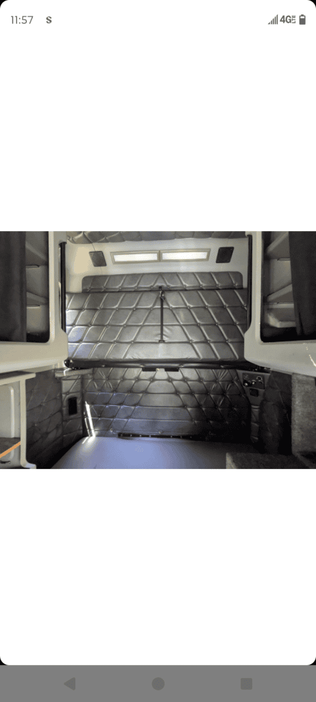 2006 Freightliner Classic FLD120 - Image 10