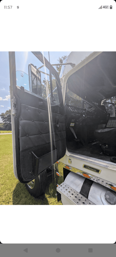 2006 Freightliner Classic FLD120 - Image 11