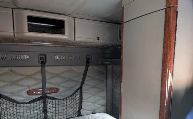 2012 Freightliner Cascadia 125 - Image 11