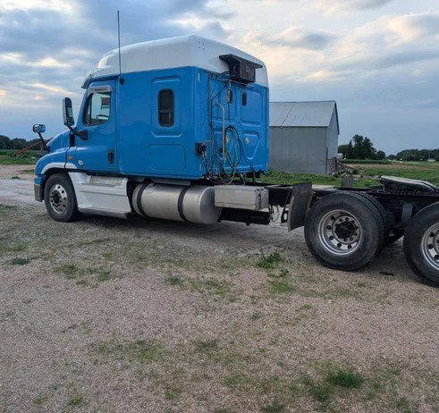 2012 Freightliner Cascadia 125 - Image 3