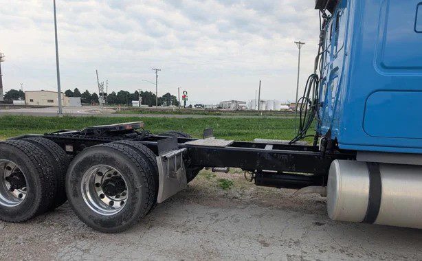 2012 Freightliner Cascadia 125 - Image 5