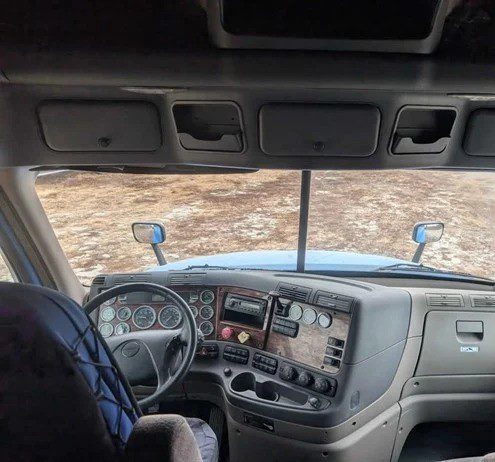 2012 Freightliner Cascadia 125 - Image 8