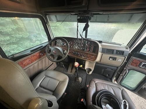 2005 Peterbilt Day Cab - Image 5