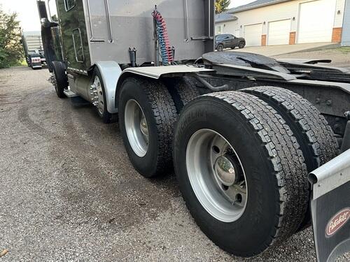 2005 Peterbilt Day Cab - Image 2