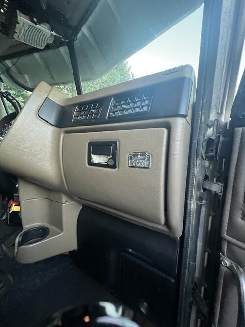 2005 Peterbilt Day Cab - Image 4