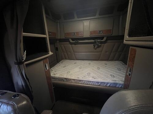 2005 Peterbilt Day Cab - Image 9