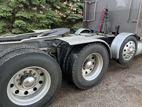 2005 Peterbilt Day Cab - Image 10