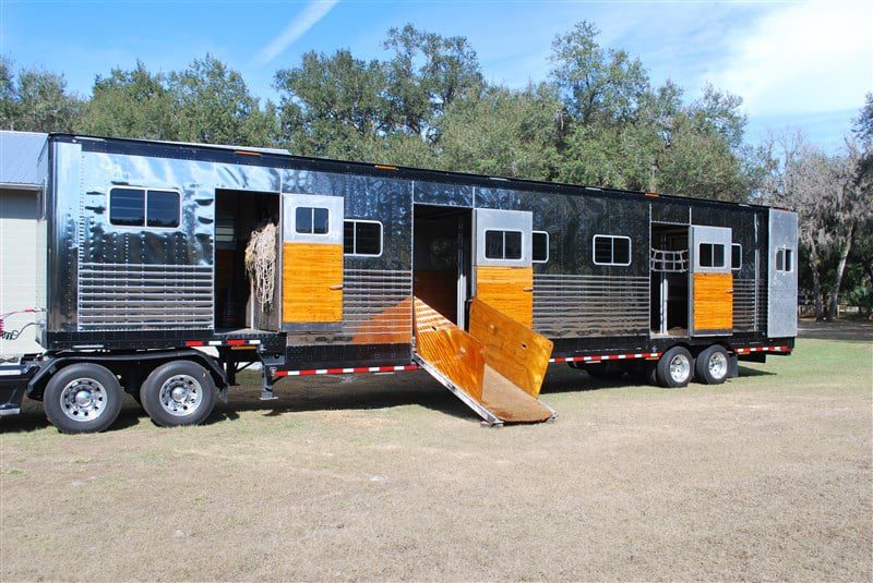 1997 Great Dane 53′ Drop-Deck Horse Trailer — 15 Horse Capacity