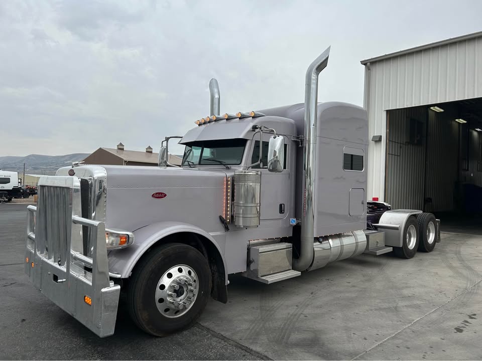 2022 Peterbilt 389 – Custom Paint