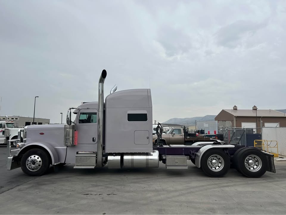 2022 Peterbilt 389 – Custom Paint - Image 5