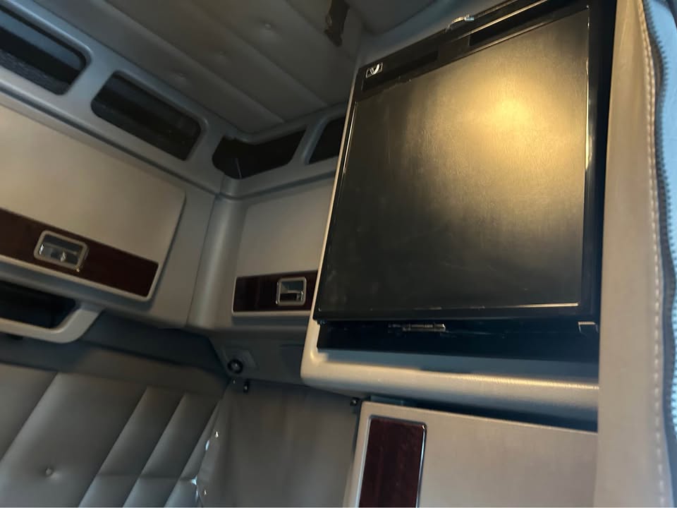 2022 Peterbilt 389 – Custom Paint - Image 8