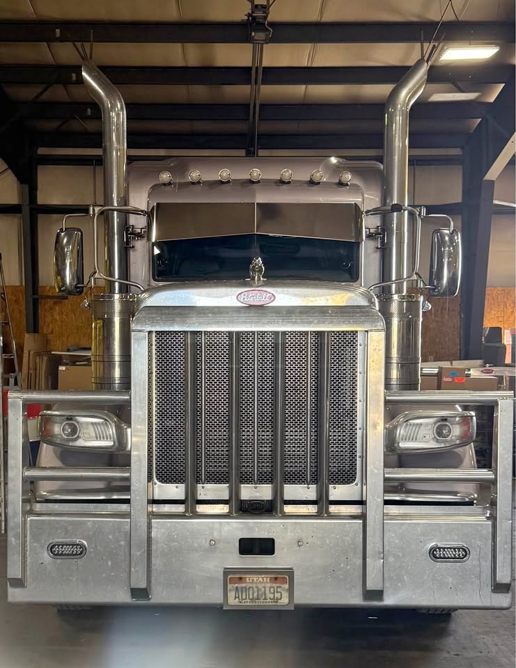 2022 Peterbilt 389 – Custom Paint - Image 9