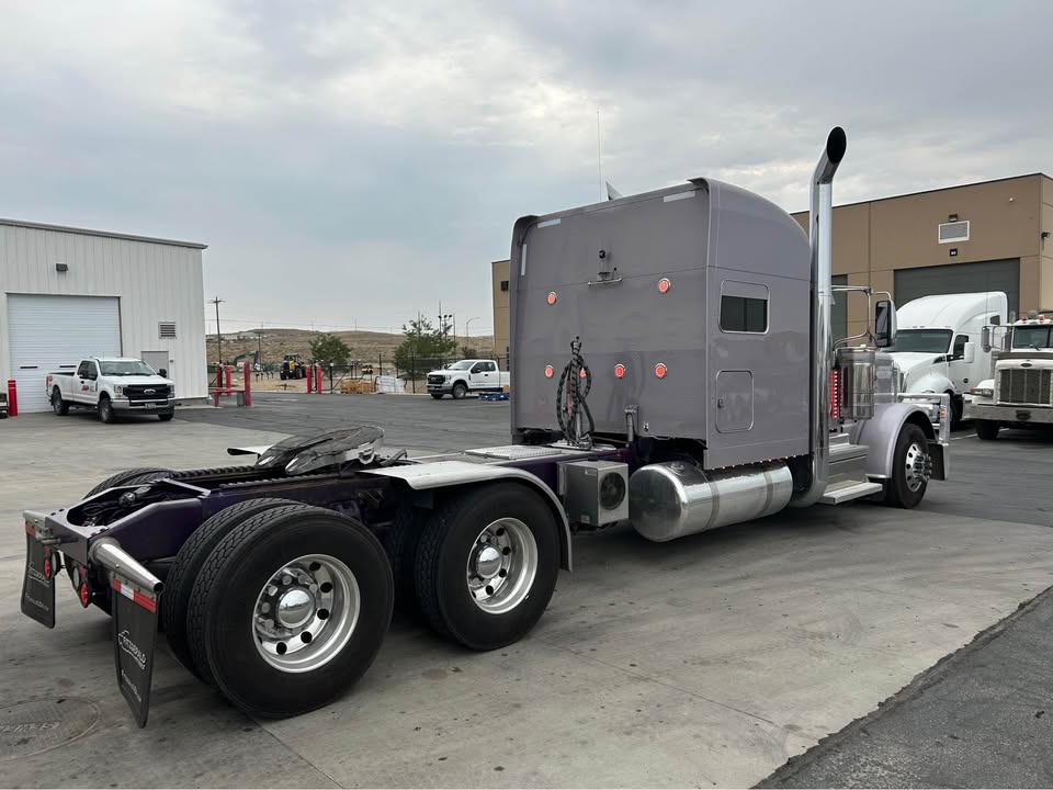 2022 Peterbilt 389 – Custom Paint - Image 10