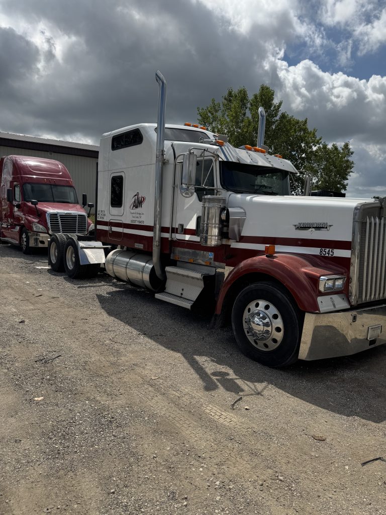 2001 Kenworth w900L - Image 2