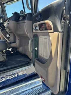 2022 PETERBILT 389 - Image 25
