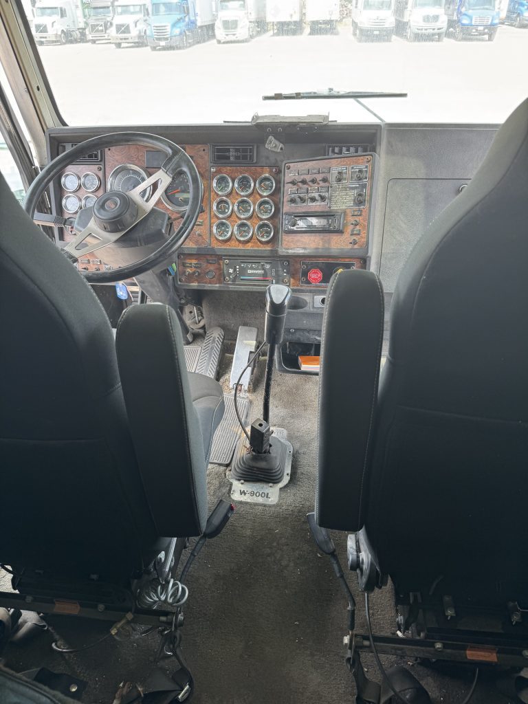2001 Kenworth w900L - Image 5