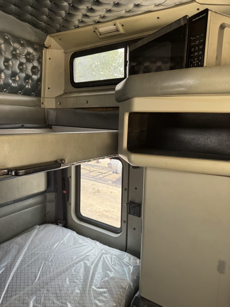 2001 Kenworth w900L - Image 7