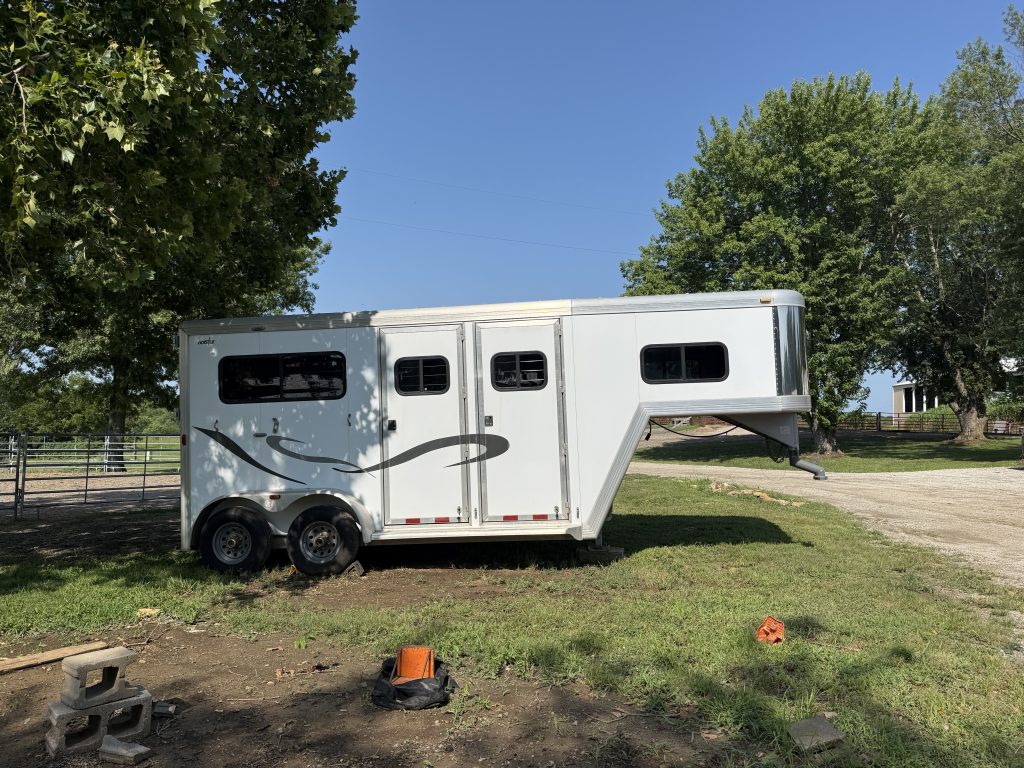 2002 CM by Cimarron 2-Horse Warmblood Straight-Load Gooseneck Trailer - Image 4