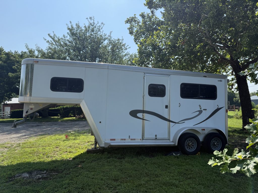2002 CM by Cimarron 2-Horse Warmblood Straight-Load Gooseneck Trailer - Image 6