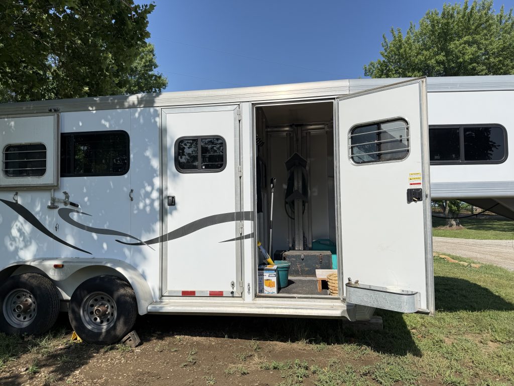 2002 CM by Cimarron 2-Horse Warmblood Straight-Load Gooseneck Trailer - Image 7