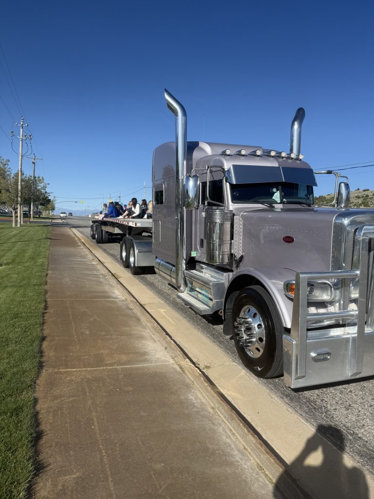 2022 Peterbilt 389 – Custom Paint - Image 4