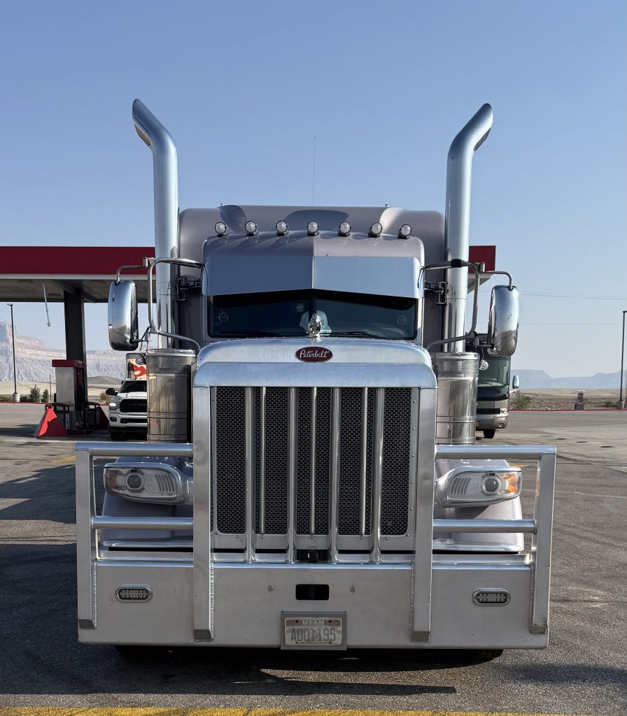 2022 Peterbilt 389 – Custom Paint - Image 9