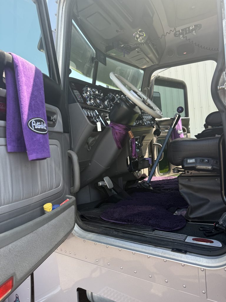 2022 Peterbilt 389 – Custom Paint - Image 11