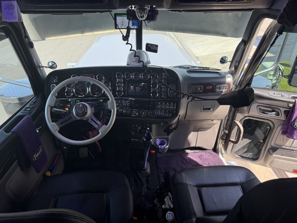2022 Peterbilt 389 – Custom Paint - Image 10