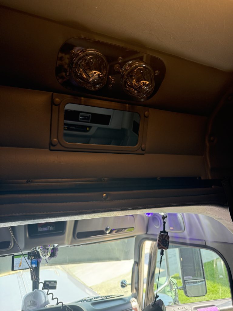 2022 Peterbilt 389 – Custom Paint - Image 12