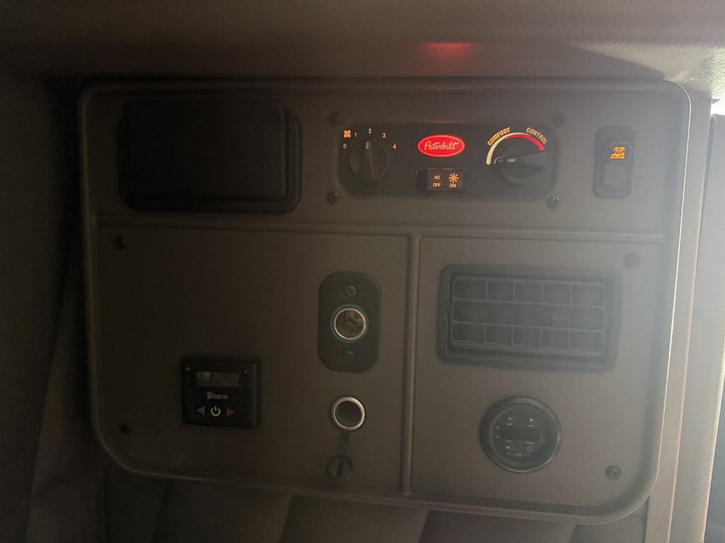 2022 Peterbilt 389 – Custom Paint - Image 13