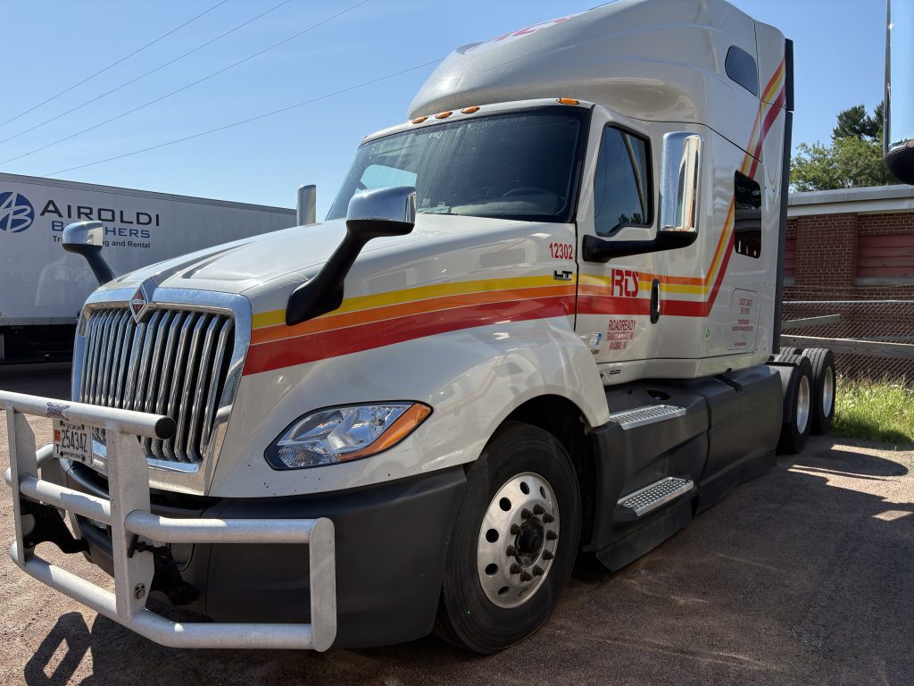 2023 International LT62F Sleeper - Image 3