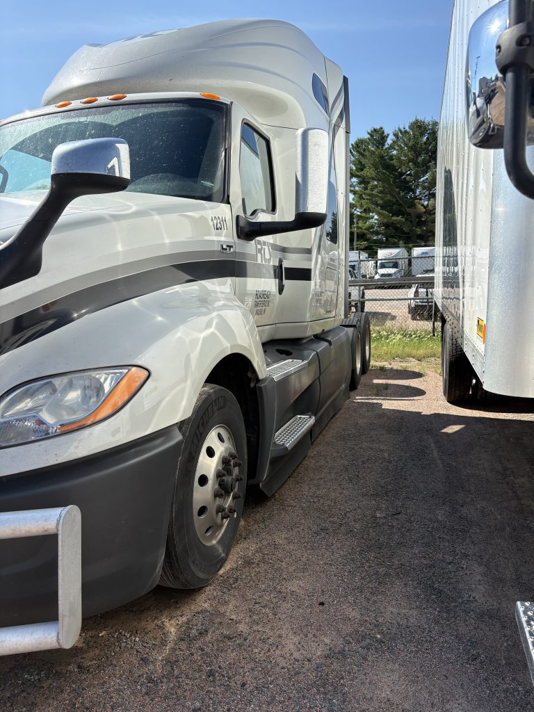 2023 International LT62F Sleeper - Image 4