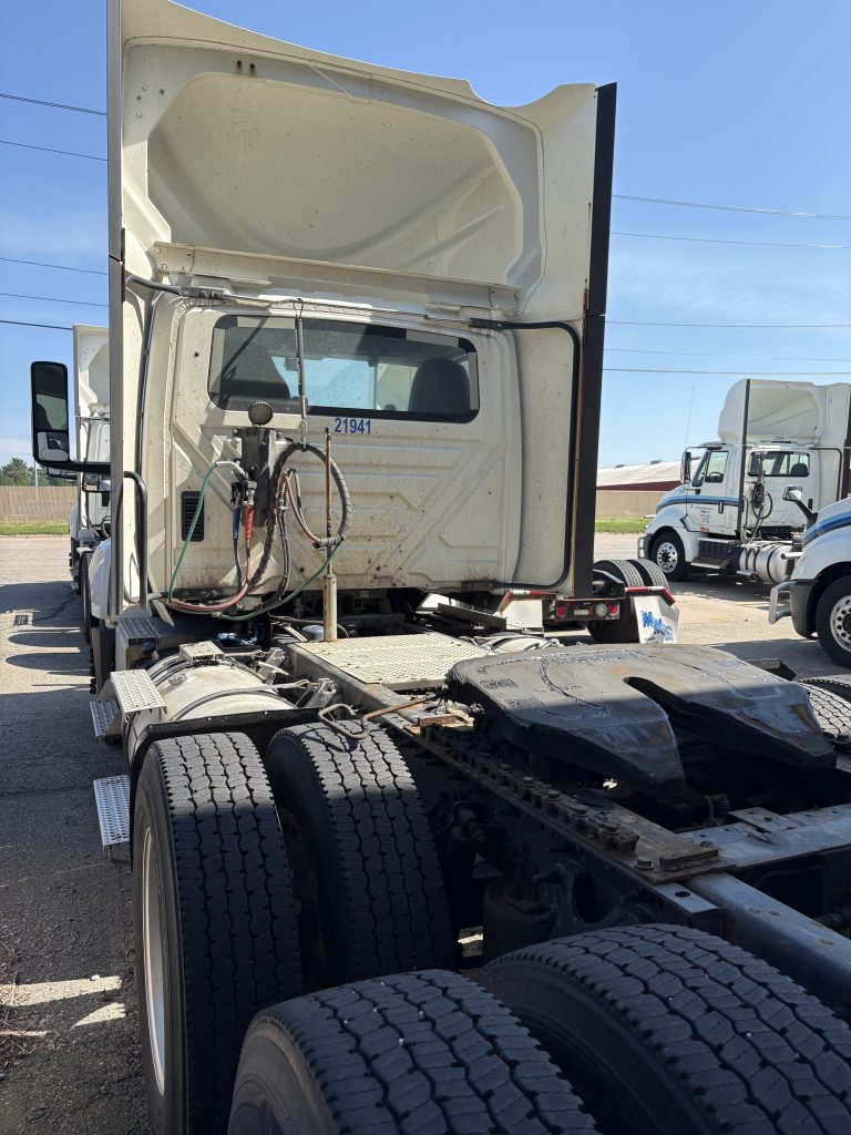 2019 International LT625 - Image 4
