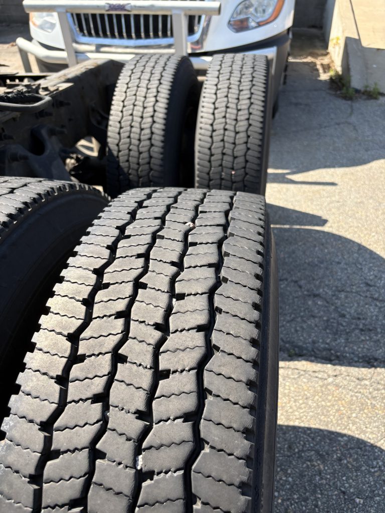 2019 International LT625 - Image 5