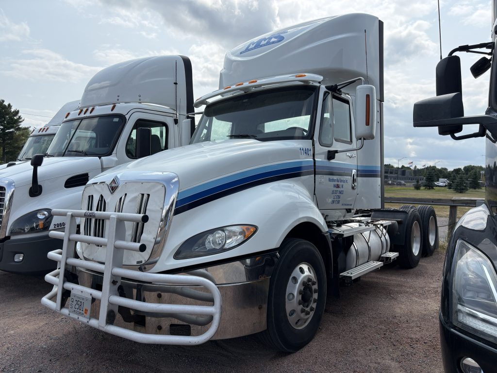 2014 International LF687 - Image 2