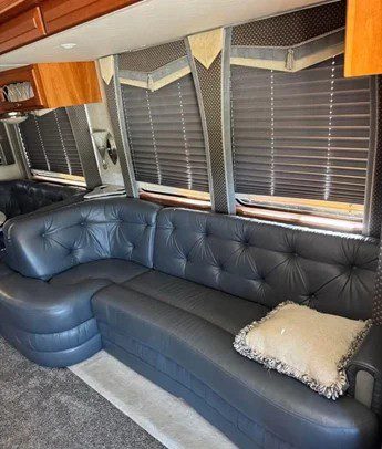 2005 Newmar Essex 4505 Oxford – 45′ Luxury Class A Diesel Motorhome - Image 9