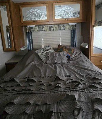 2005 Fleetwood Terra LX 32K Class A Motorhome - Image 11