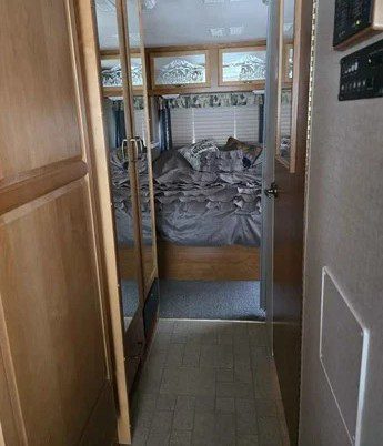2005 Fleetwood Terra LX 32K Class A Motorhome - Image 12