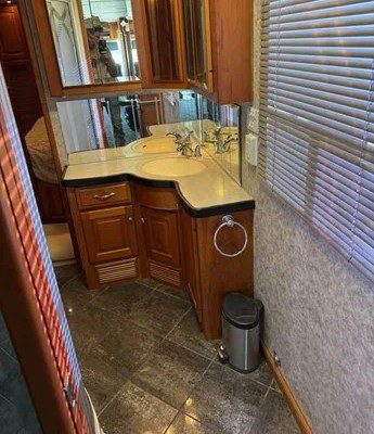 2005 Newmar Essex 4505 Oxford – 45′ Luxury Class A Diesel Motorhome - Image 10