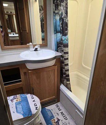 2005 Fleetwood Terra LX 32K Class A Motorhome - Image 13