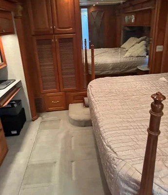 2005 Newmar Essex 4505 Oxford – 45′ Luxury Class A Diesel Motorhome - Image 12