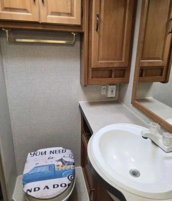 2005 Fleetwood Terra LX 32K Class A Motorhome - Image 17