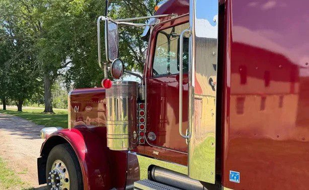 2020 Peterbilt 389 - Image 2
