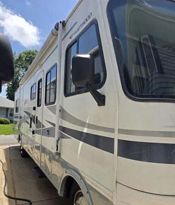 2005 Fleetwood Terra LX 32K Class A Motorhome - Image 3