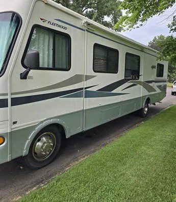 2005 Fleetwood Terra LX 32K Class A Motorhome - Image 5