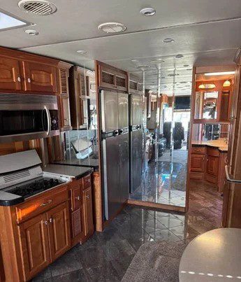 2005 Newmar Essex 4505 Oxford – 45′ Luxury Class A Diesel Motorhome - Image 5